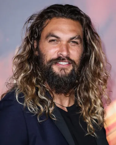Iako je u usporedbi s mnogim drugim glumcima s holivudske A-liste njegova glumačka karijera zapravo siromašna, Jason je kao seksi Khal Drogo i Aquaman jako prepoznatljivo lice koje na filmskim platnima vole vidjeti milijuni obožavatelja. Nikad slavniji i nikad zgodniji, Jason stari kao vino – sve je bolji s godinama. 