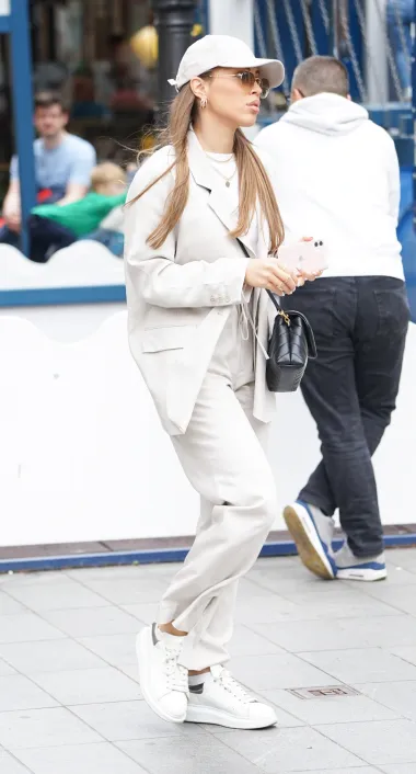 Top ili flop: Trendi outfiti zavladali su ulicama glavnog grada
