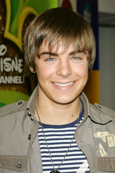 33-godišnji Zac Efron prvenstveno se proslavio zahvaljujući svojoj ulozi u &quot;High School Musicalu&quot;, a ranih 2000-ih je bio san tinejdžerica diljem svijeta zbog svojih svijetlih oči i plave kosice. Danas je pak Zac odrastao frajer koji pola dana provodi u teretani te se na društvenim mrežama hvali svojim mišićima, a moramo priznati i kako u licu izgleda znatno muževnije u odnosu na ovog dečkića sa fotografije. 