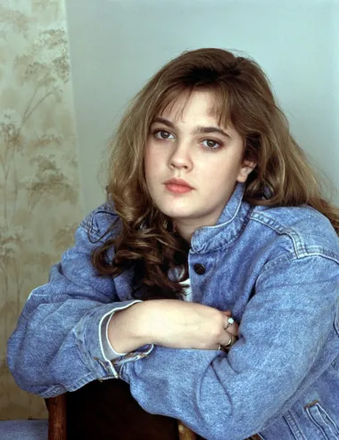 Drew Barrymore potječe iz jedne od najlegendarnijih holivudskih filmaških obitelji, a na filmskom ju platnu gledamo od njezine 6. godine. Ova je fotografija nastala kada je Drew imala 15 godina te je očito bila stilski miljama daleko od današnje glamurozne glumice. Bucmasto lice, opuštena, prirodna kosa i nepočupane obrve odaju da se još uvijek radi o djevojčici, a ne o zreloj ženi kakva je danas. 