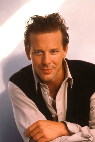 Slavni glumac Mickey Rourke nekoć je bio seks simbol i tiha patnja milijuna žena, a danas je doslovno neprepoznatljiv. Svoje muževno i karizmatično lice uništio je brojnim plastičnim operacijama, što ga je u konačnici koštalo i karijere. 
