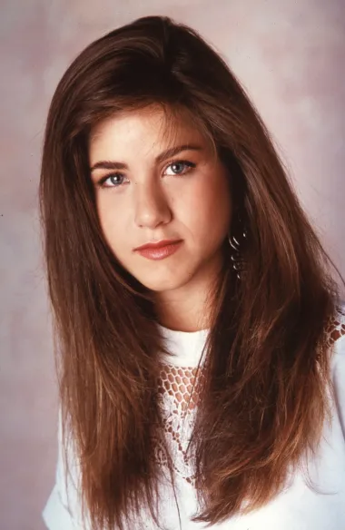 Jennifer Aniston dugo je trebala čekati da se probije i postane slavna. Prije svoje legendarne uloge Rachel u seriji &quot;Prijatelji&quot; se pojavila u nizu projekata, no nigdje nije bila pretjerano zapažena. Ovo je njezina slika iz srednjoškolskih dana, a iako Jennifer danas izgleda značajno glamuroznije, ne bismo rekli da se u licu pretjerano promijenila s godinama. 
