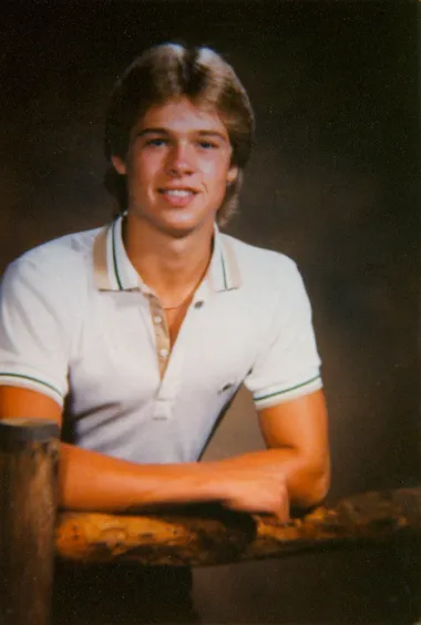 Veliki zavodnik i miljenik žena, Brad Pitt, danas je najpoželjniji slobodni glumac Hollywooda, a nekoć je kao srednjoškolac izgledao ovako. Retro frizura, šiške i mlado, dječačko lice nisu odavali da će se s vremenom pretvoriti u frajera kakav je danas. 