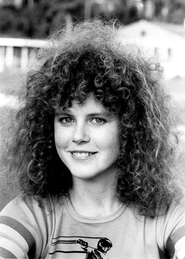 Nicole Kidman, oskarovka i velika ljepotica bakreno crvene kose i porculanskog tena u mladosti je bila tek ova pomalo bucmasta tinejdžerica iz Australije koju su vršnjaci zadirkivali zbog brojnih pjegica i jako kovrčave kose. Realno, nismo sigurni da bismo ju prepoznali da ne znamo da je ovo ona. 