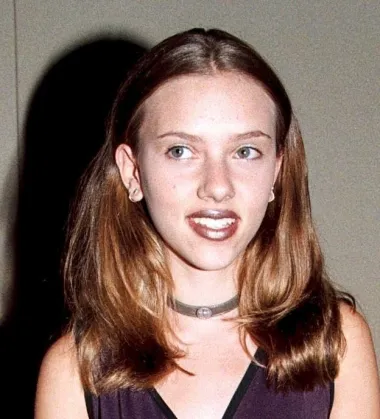 Danas je 36-godišnja Scarlett sinonim za seksepil i senzualnost, no nekoć je i ona bila tek djevojčica. Kako je Scarlett svoju holivudsku karijeru započela još u ranoj mladosti, njezino je odrastanje pred kamerama dobro zabilježeno, a ovo je jedna od fotografija koja pokazuje kako je izgledala kada joj je bilo 13 godina. 