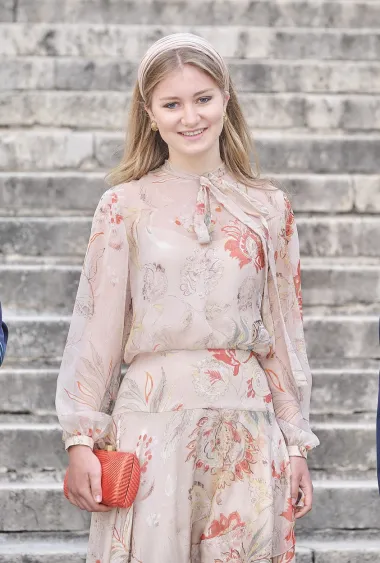 Lijepa plavokosa Elisabeth od Belgije jednog će dana naslijediti svog oca na tronu te zemlje. Stilski Elisabeth često uspoređuju s Kate Middleton. Naime, ona se u javnosti uvijek pojavljuje u ženstvenim haljinama i decentnim kompletićima, a rijetko kada dogodi joj se neki modni promašaj. Iako joj je tek 19 godina, već pokazuje da će biti odlična nasljednica svog oca jer ju zanimaju državnički i javni poslovi. Poznata je i po tome što je provela više mjeseci služeći u belgijskoj vojsci. 