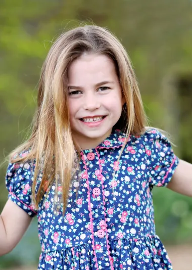 Najmlađa, ali najslavnija članica ove kraljevske liste princeza svakako je malena Charlotte, kćer princa Williama i Kate Middleton. Ova slatka članica britanske kraljevske obitelji tek je krenula u školu, a već je modni uzor djevojčicama diljem svijeta. Poznato je kako obožava ponije i jahanje, a voli i igru sa svojim psom. S obzirom da joj je tek 6 godina, tek nam predstoji za vidjeti kako će se razvijati kao mlada žena. 