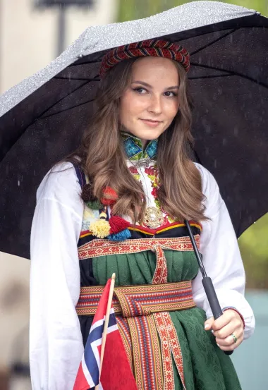 Ova lijepa 17-godišnja princeza kestenjasto smeđe kose bit će prva norveška kraljica od 15. stoljeća! Njezina je zemlja dugo vjerovala u pravo nasljeđivanja trona isključivo za muške pripadnike kraljevske obitelji, no s modernizacijom, došlo je i do promjena zakona pa će tako Ingrid Alexandra jednog dana vladati tom bogatom zemljom. Inače je poznato da jako voli fotografiju, a i ekološki je jako osviještena te se u tom smislu bavi aktivizmom. 