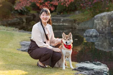 19-godišnja princeza Aiko jedina je nasljednica japanskog prijestolja. Njezin je otac car Naruhito, a majka carica Masako. Ova mlada djevojka trenutno studira na sveučilištu u Tokyju. Poznata je po strogom slijeđenju pravila ponašanja vezanih uz carsku obitelj te ju se rijetko može vidjeti u opuštenom izdanju. Ova je fotografija nastala u sklopu fotografiranja njezinih službenih portreta kada je proslavila 18. rođendan. 