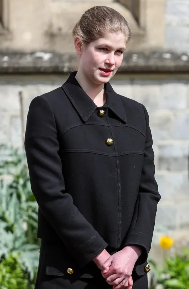 Iako službeno nema titulu princeze, već onu britanske Lady, Louise Windsor je kćerka princa Edwarda, sina kraljice Elizabete II. i tako punopravna članica britanske kraljevske obitelji. Ova 17-godišnjakinja tijekom 2020. po prvi je puta prihvatila aktivniju ulogu ambasadorice svoje obitelji pa ju tako sada sve češće viđamo na javnim događanjima. Samozatajna je i decentna te ju karakterizira uvijek elegantan stil odijevanja. 
