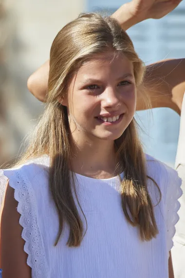 15-godišnja princeza Leonor nosi puno ime Leonor de Todos los Santos de Borbón y Ortiz, a posjeduje titulu princeze od Austrije. Ta se titula tradicionalno dodjeljuje španjolskim prijestolonasljednicima, slično kao što se titula princa od Walesa dodjeljuje engleskim. U budućnosti će postati španjolskom kraljicom, jer čak i da njezin otac kralj dobije sina, ona po pravu rođenja nasljeđuje prijestolje. Njezina majka, kraljica Letizia, velika je modna ikona, a čini se da i Leonor ide njezinim stopama jer se već sad priča o njezinim odličnim outfitima.