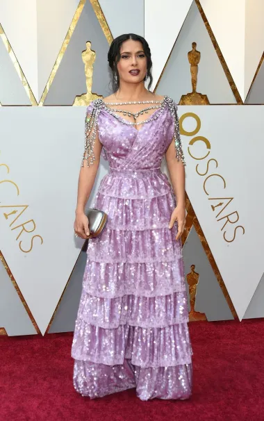 Salma Hayek na dodjeli je Oscara jedne godine &quot;zasjala&quot; u ovoj lila haljini od krupnih šljokica i obilja volana. Ova je toaleta krunski dokaz one slavne &quot;manje je više&quot;, jer je Salma pogriješila u tome što je odabrala haljinu koja je pretjerano kičasta, šljokasta i u konačnici, pomalo jeftinog izgleda. Modni kritičari danima su je zbog ovog looka razvlačili po svojim kolumnama. 