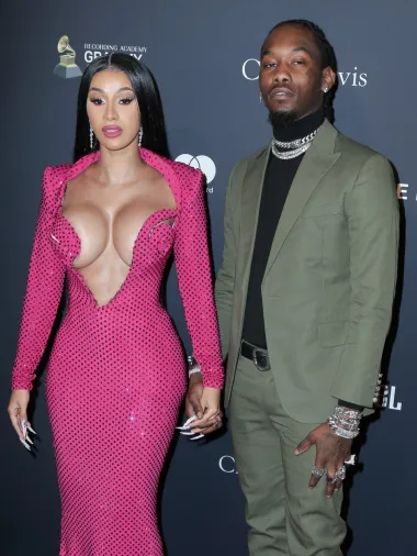 Reperica Cardi B prije slave i uspjeha bila je profesionalna striptizeta, a iako je u međuvremenu ostvarila zavidnu glazbenu karijeru te postala megapopularna - modno se nije nimalo profilirala. Naime, Cardi i dalje zapanjuje svojim šokantno neukusnim outfitima, a ova roza haljina samo je jedan takav primjer. 