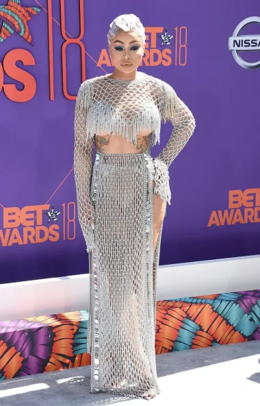 Instagram model Black Chyna poznata je po izazovnim odjevnim kombinacijama koje više otkrivaju no što skrivaju, no ovaj set od lanaca i srebrne mrežaste haljine, te dodataka zlatnika, doista je za mnoge bio previše. Black Chyni grudi samo što nisu ispale ispod kratkog mrežastog topića, a suknja joj je istovremeno u potpunosti otkrivala bedra. 