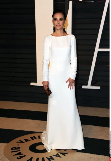 Natalie je poznata po svom uvijek elegantnom i ženstvenom stilu koji asocira na onaj kultne Jackie Kennedy. Minimalistički krojevi, decentni detalji i uvijek profinjene kreacije čine osnovu svakog outfita ove sjajne glumice. U ovoj se bijeloj haljini pojavila na dodjeli Oscara 2017. godine, kada je bila i nominirana za svoju glumu u filmu &quot;Jackie&quot;. 