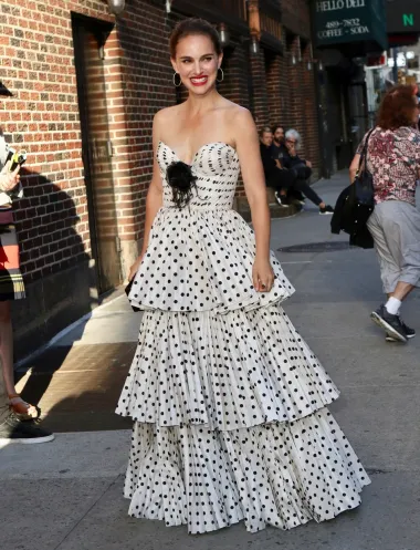Natalie je poznata kao velika ljubiteljica modne kuće Dior, pa ne čudi i da radi kao ambasadorica brenda. Ova točkasta haljina s volanima samo je jedan njezin look u kojem je od glave do pete bila odjevena u modne dodatke i krpice s potpisom te velike francuske modne kuće. 