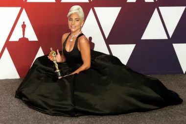 Lady Gagu tijekom studija su ismijavali njezini kolege te joj govorili da je preružna i netalentirana da bi uspjela u svijetu show businessa. Čak joj je i prva izdavačka kuća za koju je potpisala ugovor otkazala suradnju jer su smatrali da njezina glazba nema dovoljno potencijala. Danas je Lady Gaga oskarovka i višestruka dobitnica Grammyja te modna ikona. 