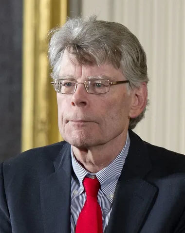 Kralj hororaca, spisatelj Stephen King svoj je prvi, danas kultni, roman &quot;Carrie&quot; nudio čak 30 izdavača i svih 30 puta je bio odbijen. Na kraju je odustao od te knjige te ju bacio u smeće, da bi ju njegova supruga iskopala i vlastoručno poslala malo poznatoj izdavačkoj kući. Taj ju je nakladnik u konačnici izdao i dobio svoj prvi svjetski bestseller. 
