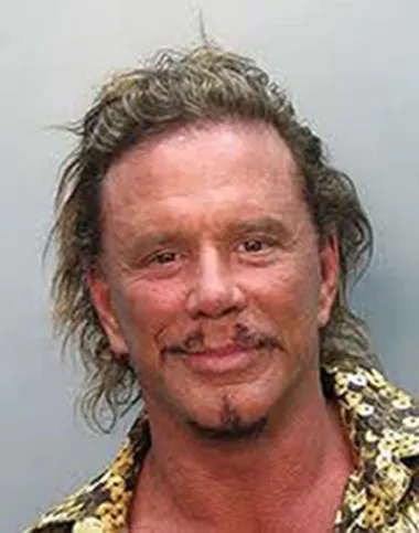 Slavni glumac Mickey Rourke kasnih 1980-ih i ranih 1990-ih je bio seks simbol ere, a za njim su patile žene diljem svijeta. No s godinama, ovisnostima i plastičnim operacijama kojima se podvrgavao sve je više i više propadao. Ova je fotka snimljena u policijskoj postaji nakon što je glumac uhićen zbog prijave za obiteljsko nasilje nad svojom tadašnjom suprugom Carré Otis s kojom je bio u braku od 1992. do 1998. Iako nikada nije u konačnici optužen za nasilje, ovo je fotografija s tek prvog od niza njegovih uhićenja. 