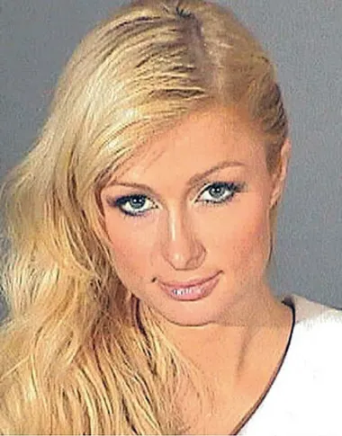 Bogata nasljednica, poduzetnica i pjevačica Paris Hilton ranih 2000-ih je bila jedna od najpopularnijih &apos;it&apos; djevojaka svijeta, ali se ne može reći da i ona nije imala svojih okršaja sa zakonom. Naime, Paris je 2006. uhićena zbog vožnje u pijanom stanju te joj je oduzeta vozačka dozvola na 6 mjeseci. Osim toga, dobila je i uvjetnu kaznu, koju je prekršila te zbog toga dobila zatvorsku kaznu. U konačnici ipak nije išla u zatvor već je bila u kućnom pritvoru 40 dana. 