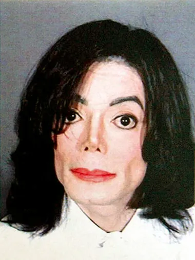 Preminuli kralj popa, Michael Jackson, nije poznat samo po svojem ekscentričnom izgledu i sjajnom glasu već i po okršajima s organima vlasti. Naime, zbog optužbi za silovanje djece i pedofiliju Jackson je nekoliko puta bio u zatvoru, a suđenja u vezi tih slučajeva bacila su ljagu na njegovo ime. Na kraju je proglašen nevinim po svih 14 točaka optužnice, no priče o njegovom zlostavljaju djece nastavile su se čak i nakon što je preminuo. 