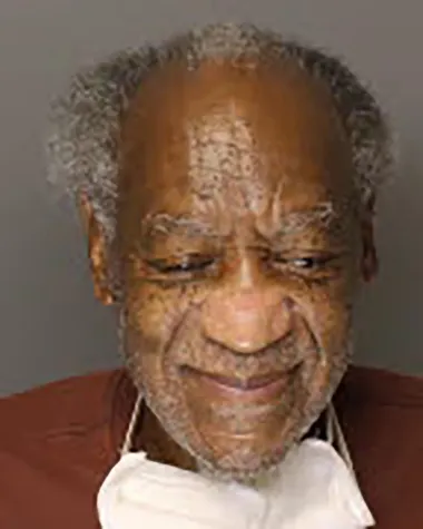 Komičar Bill Cosby nekoć je bio simbol obiteljskog života i američkog humora, no onda se otkrilo da je tijekom svoje duge karijere silovao i drogirao desetke žena, od kojih su neke bile maloljetne. Cosby je tako završio u zatvoru, gdje će i ostati do kraja života, a ova je fotografija snimljena 2020. te pokazuje komičara kako se žalosno smiješka. 