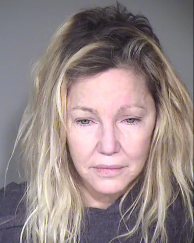 Heather Locklear, glumica i seks simbol svoje ere, u jednom je trenutku pala na niske grane. Naime, tijekom karijere Heather je imala više okršaja s policijom, a ova je fotografija nastala nakon posljednjeg 2018. Glumica je uhićena u svom domu nakon što je član njezine obitelji pozvao policiju prijavivši ju za nasilje. Kada je policija došla, Heather je šakom lupila policajca te tako zadobila još jednu prijavu za napad na službenu osobu. 