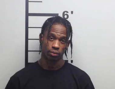 Američki reper, tekstopisac i glazbenik Travis Scott javnosti je najpoznatiji po svojoj vezi s reality zvijezdom Kylie Jenner, no i po svom problematičnom ponašanju. Reper je ovdje snimljen u policijskoj postaji 2017. nakon što je na jednom svom koncertu pozivao na nasilje, nasilnu bunu i ugrozio maloljetnike koji su se nalazili u publici. 