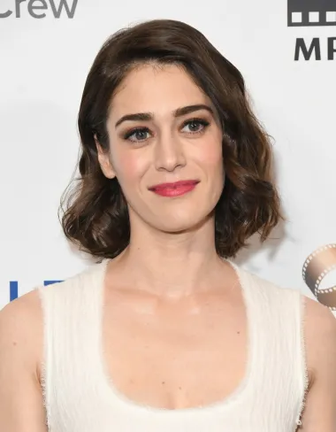 Seksi, zavodljivu inteligentu i zabavnu Lizzy Caplan pamtimo iz HBO-ove hit serije &quot;Masters of Sex&quot; koja joj je donijela planetarnu slavu, no Lizzy je trebala dugo čekati ne bi li se probila u svijezu show businessa. Naime, dugo su je na audicijama odbijali zbog &quot;krivog izgleda&quot;, pretjerane mršavosti i nedovoljno ženstvenog lica. Danas Lizzy kaže kako je sretna što se morala jako pomučiti ne bi li uspjela, tako više cijeni svoju poziciju danas, 