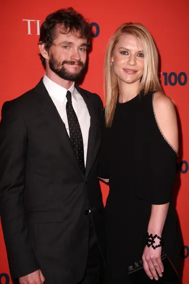 Jedan od najslađih glumačkih parova Hollywooda, Claire Danes i Hugh Dancy, zajedno su od 2006., a nakon što su se vjenčali 2009. su dobili i dvojicu sinova, sedmogodišnjeg Cyrusa i jednogodišnjeg Rowana. Par se upoznao na filmskom setu, a ubrzo su shvatili da su stvoreni jedno za drugo. S obzirom da je Hugh isprva živio u svojoj rodnoj Engleskoj, nakon dva mjeseca veze s Claire, odlučio je preseliti u SAD i od tada njihova obitelj živi u Los Angelesu. 