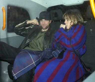 Slavni britanski glumac i engleska manekenka, Robert Pattinson i Suki Waterhouse, u vezi su od 2018., a iako su prije oboje o svojim vezama govorili za medije, čini se da su naučili nešto iz prijašnjih grešaka, pa sada svoju ljubav pomno skrivaju. Tek ih rijetko paparazzi uspiju uhvatiti u zajedničkom izlasku, a svo ostalo vrijeme žive svoj život pritajeno u svom domu u srcu Londona. 