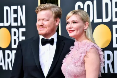 Ovaj glumački par upoznao se na setu serije &quot;Fargo&quot;, a nedavno su svijetu obznanili da čekaju i svoje drugo zajedničko dijete. Upoznali su se 2015., a od tada se ne odvajaju jedno od drugoga. Navodno su oboje jako prizemljeni te vole voditi &quot;običan&quot;, miran život daleko od glamura i crvenih tepiha uz koje ih veže striktno njihov glumački posao. 