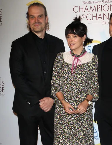 Lily Allen i David Harbour svakako su ekscentričan celebrity par koji zrači vedrinom, a iako se o njihovoj vezi ne zna mnogo, ono što znamo stvara dojam prave obiteljske idile. Pjevačica i glumac upoznali su se i prohodali 2019. godine, a nije im dugo trebalo i da se vjenčaju u kapelici u Las Vegasu. Iako oboje imaju djecu iz prijašnjih brakova i veza, čini se da je to samo učvrstilo njihovu spojenu, veliku obitelj. 