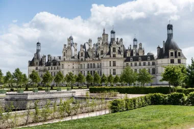 Dvorac Chambord je renesansni dvorac francuskog kralja Franje I. i najveći je iz loirske skupine s 440 soba i parkom od 4563 hektara. Dvorac je 1981. godine upisan na UNESCOv popis mjesta svjetske baštine u Europi, a posjetitelje zapanjuje svojim prekrasnim vrtovima te brojnim sitnim kulama. Chambord je glasovit po veličanstvenim dimnjacima i tavanskim prozorima koji krase njegov krov i domišljato sagrađenom dvostrukom stubištu. Ono se sastoji od dviju rampa koje počinju sa suprotnih strana okruglog prostora i isprepliću se spiralno, a da se nikada ne susreću. Opća koncepcija dvorca s golemim kružnim tornjevima još je uvijek srednjovjekovna, ali pravilnost i simetričnost tlocrta ukazuju na direktan utjecaj talijanskih renesansnih ideja.