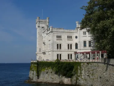 Smješten u talijanskom Trstu, ovaj prekrasni bijeli dvorac dugo je bio omiljeno odredište austrijske vladarske kuće na Mediteranu. Slikovito stacioniran na stijeni iznad mora i okružen prekrasnim parkom, svakako oduševljava stilom. Miramare je danas jedan od najprepoznatljivijih tršćanskih motiva. Osim samoga dvorca i parka, zanimljive su i šetnice koje ga okružuju, s kojih se, jednako kao i kod dvorca, pruža izvrstan pogled na grad i okolicu. Inače, dvorac je kao svoju rezidenciju graditi dao habsburški nadvojvoda Ferdinand Maksimilijan. Najvećim dijelom dovršen je 1860. godine, kada je Maksimilijan ondje uselio sa svojom suprugom Charlottom od Belgije.