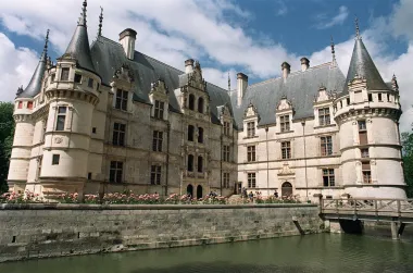 Dvorac Chenonceaux na obalama Chera, u dolini rijeke Loire,  počeo je 1515. godine graditi financijer Thomas Bohier po uzoru na dvorac Chambord francuskog kralja Franje I. Dvorac je kasnije pripao ljubavnici kralja Henrika II., Diani de Poitiers, velikoj pokroviteljici umjetnosti, koja je gradnju mosta na lijevoj strani rijeke povjerila Philibertu de l&apos;Ormeu. Galeriju iznad mosta dodala je Henrikova žena Katarina de Medici, koja je nakon smrti svoga muža prisilila Dianu da joj ustupi zgradu. Gradio ju je Jean Bullant nakon 1576. godine, i upravo je ova galerija u produžetku glavne zgrade iznimno i originalno rješenje velike dvorane koja ima prozore s obje strane rijeke. Ovaj dvorac jedan je od najprepoznatljivijih simbola Francuske.
