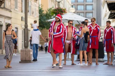 Prizori kakvi se ne viđaju često: Barakude prošetale centrom Rijeke u kupaćim gaćicama