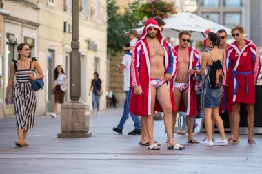 Prizori kakvi se ne viđaju često: Barakude prošetale centrom Rijeke u kupaćim gaćicama