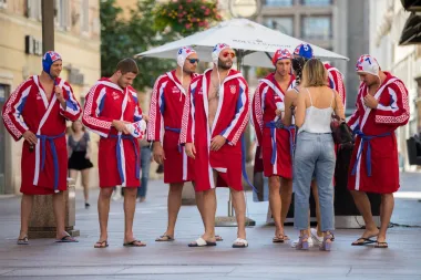 Prizori kakvi se ne viđaju često: Barakude prošetale centrom Rijeke u kupaćim gaćicama