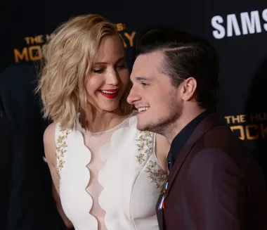 Zvjezdani duo &quot;Hunger Games&quot; franšize upoznao se na filmskom setu, a iako više ne snimaju zajedno nove blockbustere ostali su najbolji prijatelji. Poznato je kako je Josh bio jedan od počasnih gostiju na Jenniferinu vjenčanju, kao i da se ovaj celebrity par prijatelja obožava međusobno zadirkivati pred kamerama. Kako oboje žive u Los Angelesu, vrlo često se posjećuju i viđaju na zajedničkim večerama. 