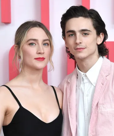 Oboje mladi i perspektivni, glumac Timothee Chalamet i glumica Saoirse Ronan već su ostvarili zavidnu holivudsku karijeru, a zajedno su snimili i nekoliko filmova. U privatnom su životu najbolji prijatelji, a sudeći po njihovoj kemiji na filmskom platnu, ona se sjajno prenijela iz stvarnog života u onaj fiktivni. U njihovim se zajedničkim intervjuima može vidjeti koliko se poštuju te s koliko pažnje pristupaju jedno drugome. 