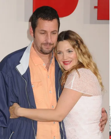Adam Sandler i Dew Barrymore upoznali su se na setu romantične komedije u kojoj su glumili ljubavni par, a iako među njima nikada nije bilo nikakve stvarne romantike niti ljubavne veze, nastalo je divno, čvrsto prijateljstvo koje traje više od 20 godina. Drew i Adam toliko su povezani da je on krsni kum njezinoj djeci, a poznato je i kako se vrlo često privatno druže sa svojim obiteljima. 