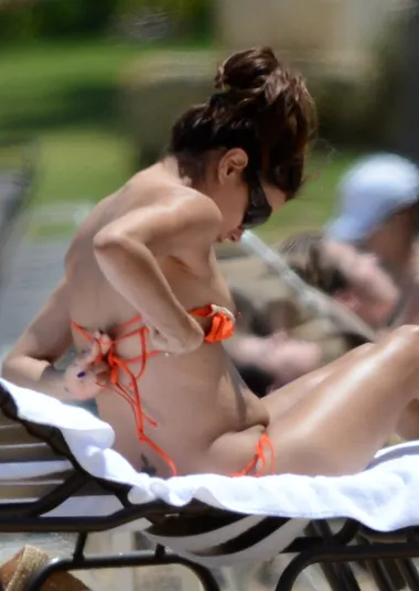Na svom odmoru u Puerto Ricou, slavna glumica Eva Longoria imala je malih problemčića s namještanjem gornjeg dijela bikinija, kojeg nije mogla tako jednostavno zavezati iza leđa. Kao i uvijek, u blizini se našao paparazzo koji je sve ovjekovječio. 