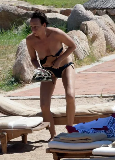 Talijanska pjevačica Gianna Nannini 2018. je talijanske tabloide punila svojim golišavim fotkama s odmora na Capriju. Iako je imala poteškoća sa zadržavanjem gornjeg dijela bikinija na svojim grudima, čini se da joj to niti malo nije smetalo te da se na škljocanje aparata paparazza nije uopće obazirala. 