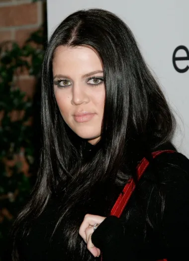 Khloe je tako nebrojeno puta u intervjuima priznala da je dugo patila zbog tih ružnih, pogrdnih etiketa, a čini se kako se s godinama odlučila s njima nositi tako da u potpunosti promijeni svoj izgled. Stalni odlasci kod plastičnih kirurga, korištenje fotošopa i Instagram filtera trajno su promijenili Khloeinu percepciju o samoj sebi, a javnosti su samo dodatno dali povoda da ju ogovaraju. 