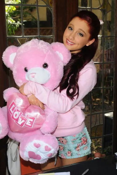 Arianina glazbena karijera počela je soundtrackom &quot;Music from Victorious&quot; 2011. Potpisala je ugovor za izdavačku kuću Republic Records, koja je objavila njezin debitantski studijski album, &quot;Yours Truly&quot; 2013., koji je debitirao kao broj jedan na U.S. Billboard 200. Singl, &quot;The Way&quot;, ušao je u top deset hitova na Billboard Hot 100 ljestvici sa kritikama koje su usporedile njezin široki vokalni raspon sa onim od Mariah Carey. U početku je radila na tome da ju publika doživljava kao slatku djevojku lijepog glasa, no s vremenom se pretvorila u seksi zavodnicu koja obožava princeza haljine i mini topiće. Sitna, ali dinamitna - tako bismo mogli opisati Arianu. 