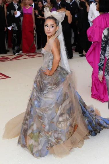 Ovaj modni look s Met Gale ostao je zapamćen kao jedan od najupečatljivih outfita te večeri. Ariana je nosila prekrasnu princeza kroj haljinu Vere Wang, a svi su komentirali kako ovakav look izgleda sjajno na maloj, krhkoj Ariani koja kao da je stvorena da bi glumila princezu u stvarnom životu. 