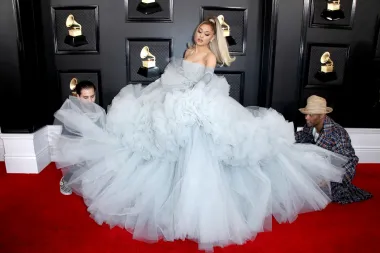 Ariana je, kao što smo već napomenuli, obožava sitne kostimiće u kojima nastupa, ali za crvene tepihe većinom bira raskošne, jako dojmljive haljine koje na fotkama izgledaju spektakularno. Iako možda ove njezine kreacije nisu praktične za nošenje, pa joj uvijek trebaju pomoćnici ne bi li se normalno kretala, modni dojam je svakako jako zanimljiv.