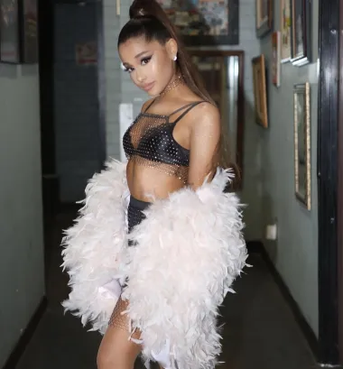 Osim što slovi za glazbenu i modnu ikonu, Ariana se prije mjesec dana i udala te tako zakoračila u novo razdoblje svog života. S obzirom da joj popularnost sigurno neće opadati sljedećih godina, pa čak i desetljeća, vjerujemo kako ćemo svjedočiti brojnim njezinim budućim modnim i životnim fazama, a o ovoj trenutnoj možemo samo reći kako djeluje kao da se Ariana u potpunosti ostvarila i u privatnom i u poslovnom životu. 
