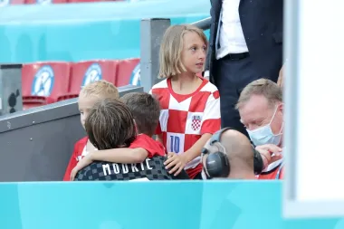 Naš najveći nogometaš nakon utakmice okružio se sa svojoj djecom i dobio najjače zagrljaje.